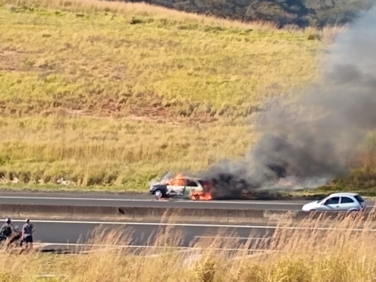 VC no Giro - Incêndio destrói carro em rodovia de Marília, assista