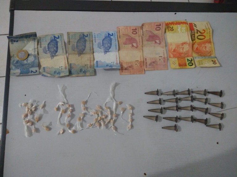 Denúncia leva casal para prisão por tráfico de drogas na zona oeste