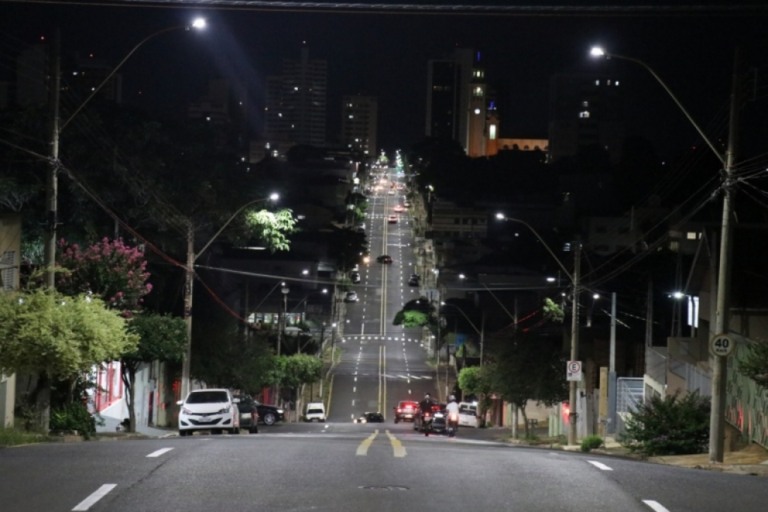 Troca de iluminação avança na zona norte; APP ajuda moradores