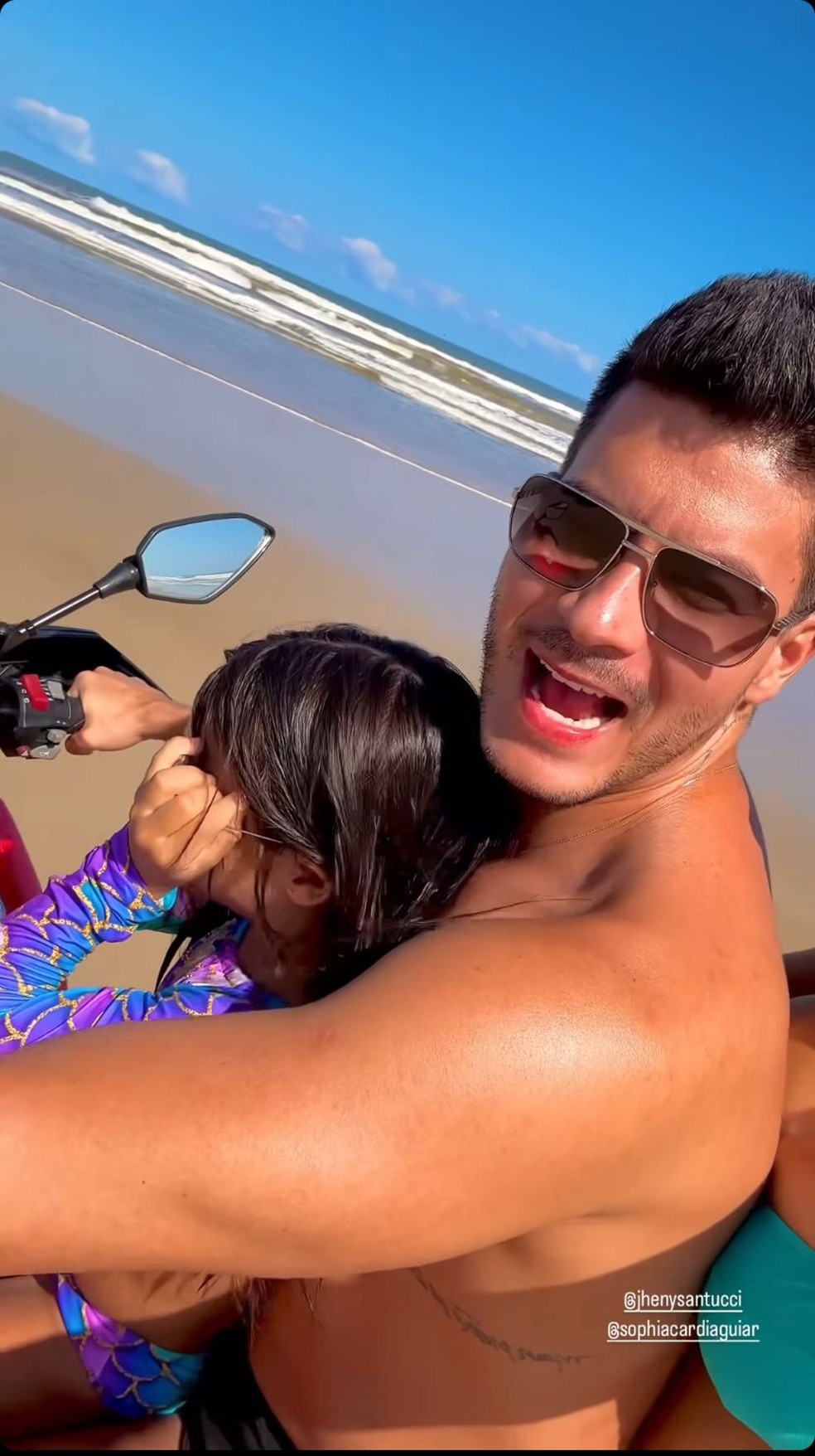 Arthur Aguiar mostra passeio de moto na praia com Sophia — Foto: Reprodução/Instagram