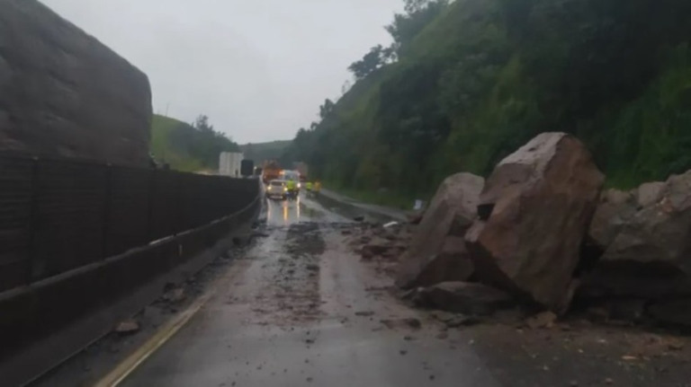 Blocos de pedra deslizam e bloqueiam trecho da Dutra no sentido Rio
