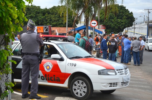 Policiais na porta da garagem durante manifestação de grevistas