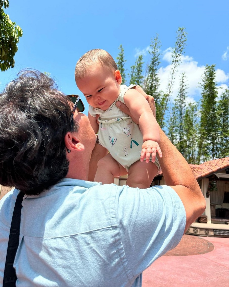 Bruno de Luca e a filha Aurora, de oito meses. Foto: Reprodução/Instagram 26.06.2023