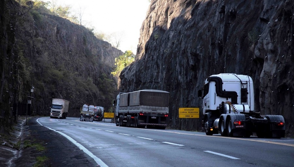 Rodovias mudam obras na região para feriado e divulgam horários de picos para viagens
