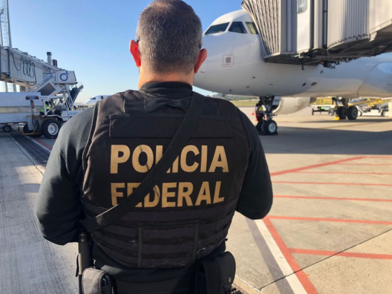 PF em aeroporto de SP prende homem de 77 anos por tráfico de cocaína
