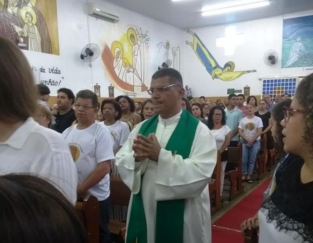 Missa em despedida de Padre Edson tem igreja cheia e defesa da comunidade