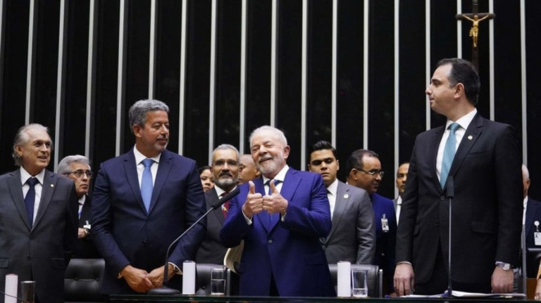 Arthur Lira articula bloco inusitado entre PT e PL no Congresso