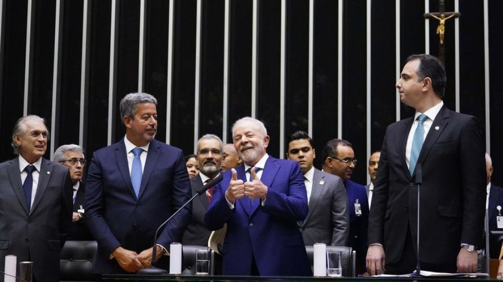 Arthur Lira articula bloco inusitado entre PT e PL no Congresso