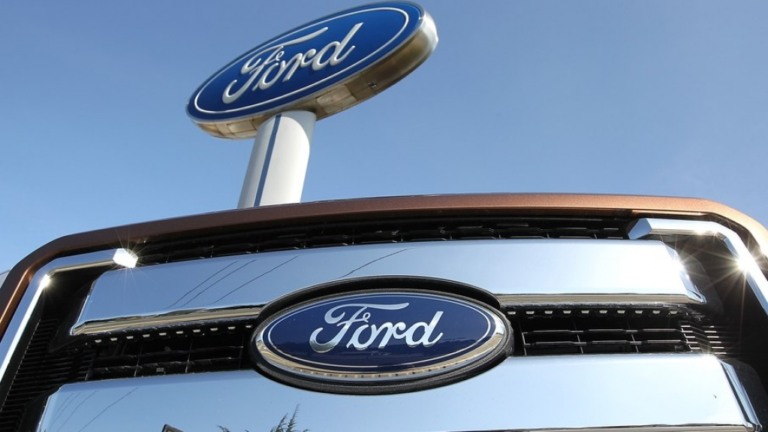 Escassez de chips faz Ford vender carros faltando peças