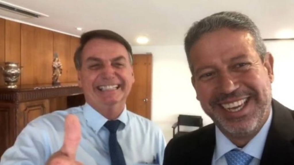 Bolsonaro diz que Congresso é muito bem atendido com Orçamento Secreto Bolsonaro diz que Congresso é muito bem atendido com Orçamento Secreto