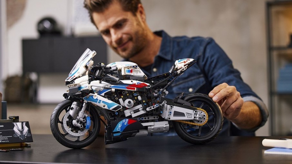 É brincadeira! Moto BMW M 1000 RR ganha miniatura na escala 1:5