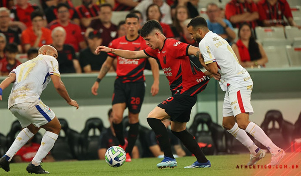 Athletico Paranaense e Fortaleza empatam no Brasileirão