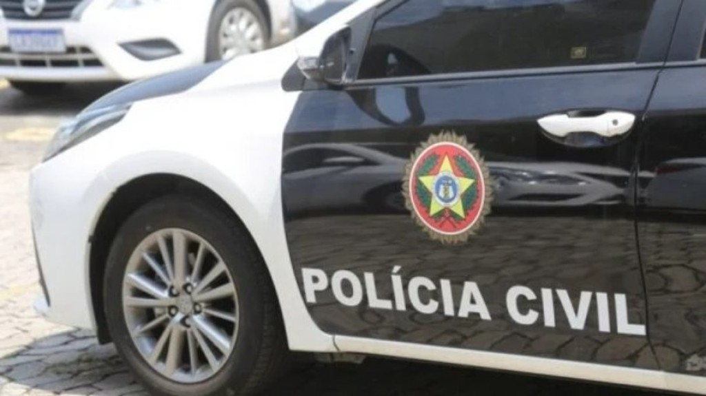 Quatro pessoas são indiciadas no caso de petiscos de cães contaminados Quatro pessoas são indiciadas no caso de petiscos de cães contaminados