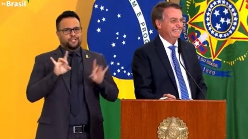Bolsonaro constrange Michelle ao revelar intimidade do casal; assista Bolsonaro constrange Michelle ao revelar intimidade do casal; assista