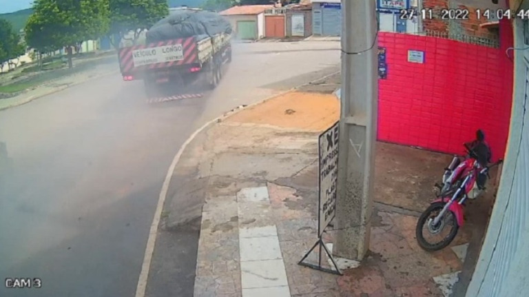Vídeo: Mãe e filha morrem após carreta invadir casa na Bahia