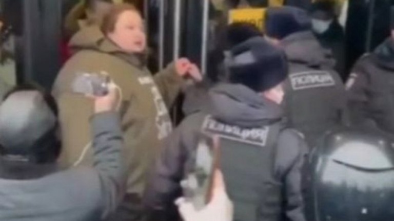 Vídeo: fã se acorrenta ao McDonald's na Rússia para impedir fechamento