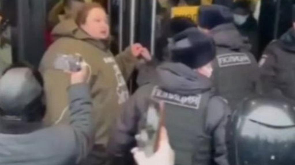 Vídeo: fã se acorrenta ao McDonald's na Rússia para impedir fechamento Vídeo: fã se acorrenta ao McDonald's na Rússia para impedir fechamento