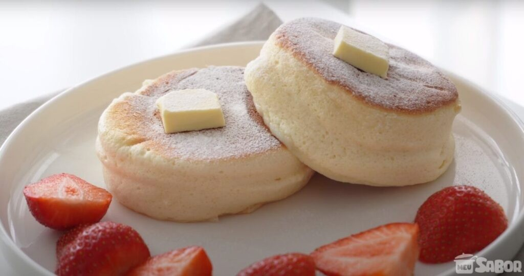 Panquecas aeradas com frutas para deixar seu café da manhã mais leve e saboroso!