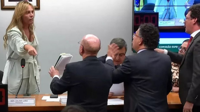 Deputados discutem e dão até tapa na mesa em leitura da PEC Eleitoral