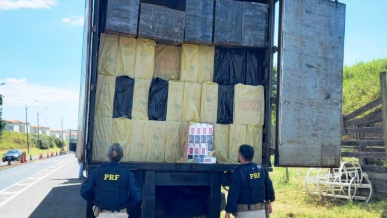 Policial de folga suspeita e PRF de Marília flagra carga de cigarros contrabandeados