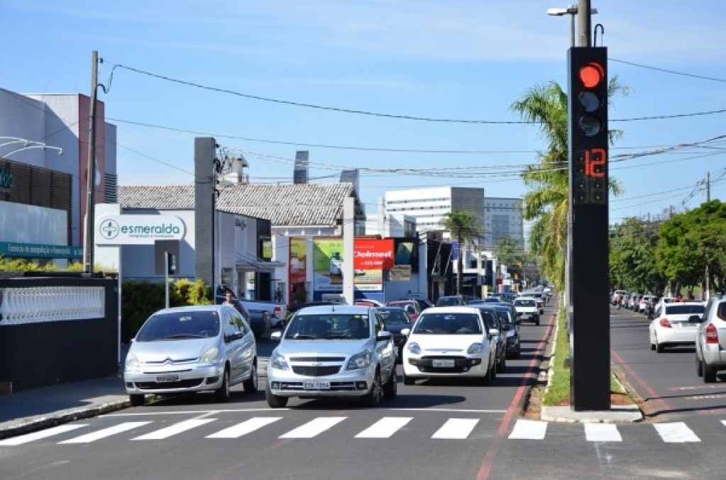 Emdurb contrata semáforos com foco em pedestres; mudanças na Esmeraldas, Santa Helena e mais