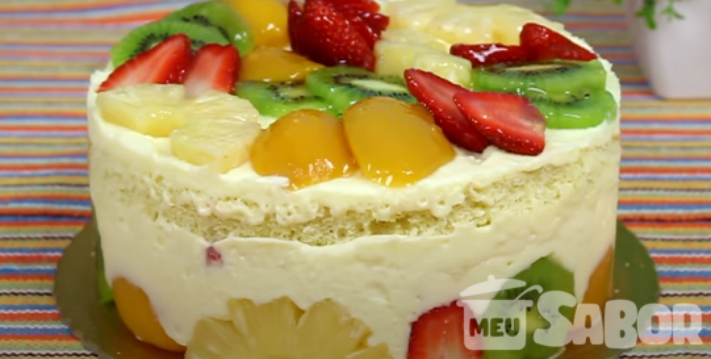 Bolo de cenoura com frutas