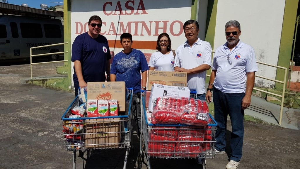 Amigos do Bar retomam ações sociais com alimentos e carinho em entidades