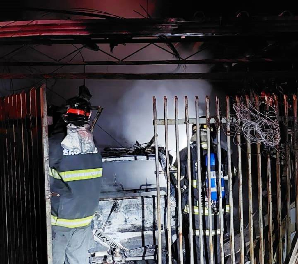 Incêndio destrói carro dentro da garagem em residência na Vila Barros