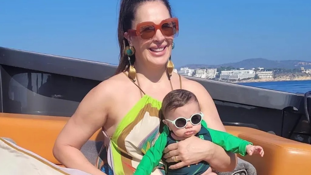 Claudia Raia curte dia de sol com o caçula Luca: ‘Dia de prainha com a mamãe’