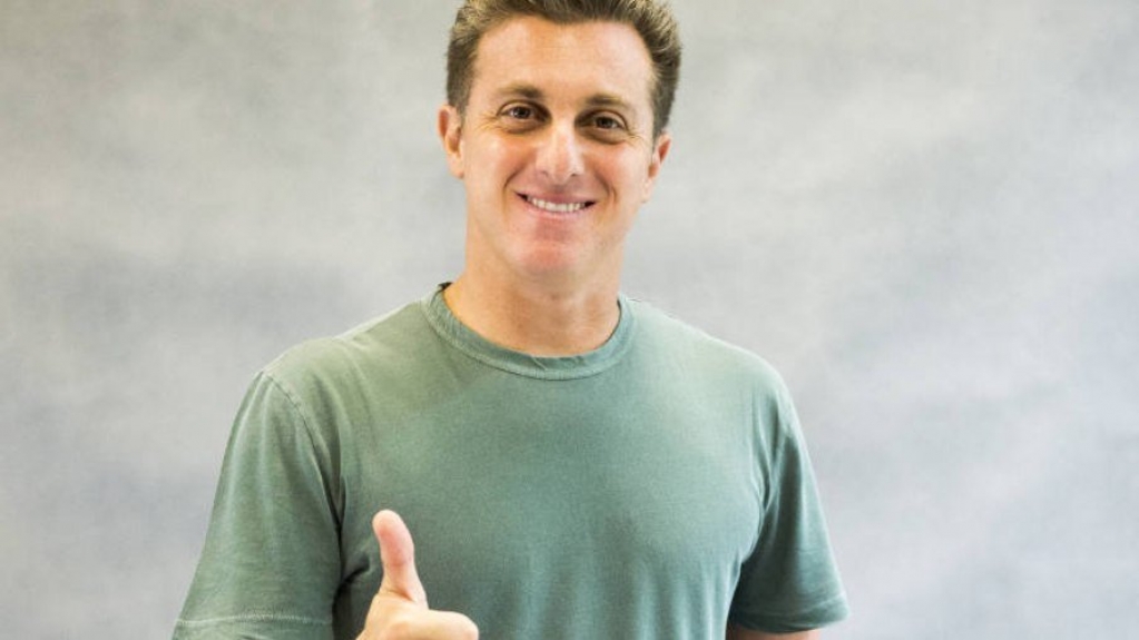 Luciano Huck flerta com a política após renovar com a Globo Luciano Huck flerta com a política após renovar com a Globo