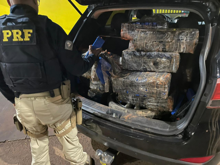 PRF de Ourinhos apreende 301kg de maconha; relata 'fuga alunicante'; veja perseguição