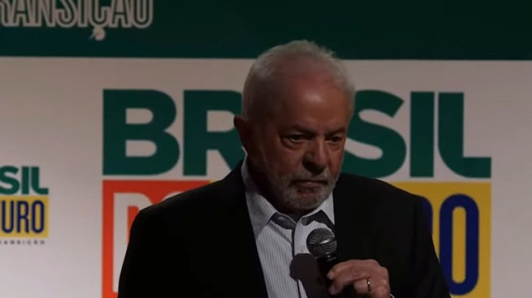 Pressionado, Lula segura ministros para formar base governista