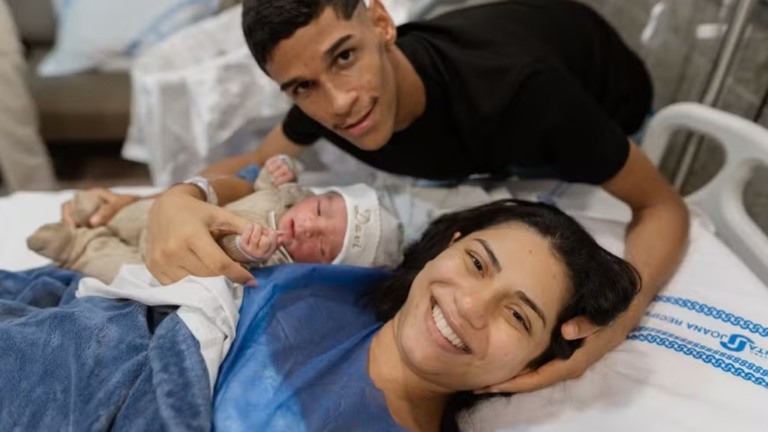Nasceu Davi, primeiro filho de Luva de Pedreiro e Távila Gomes: ‘Parto cesárea.