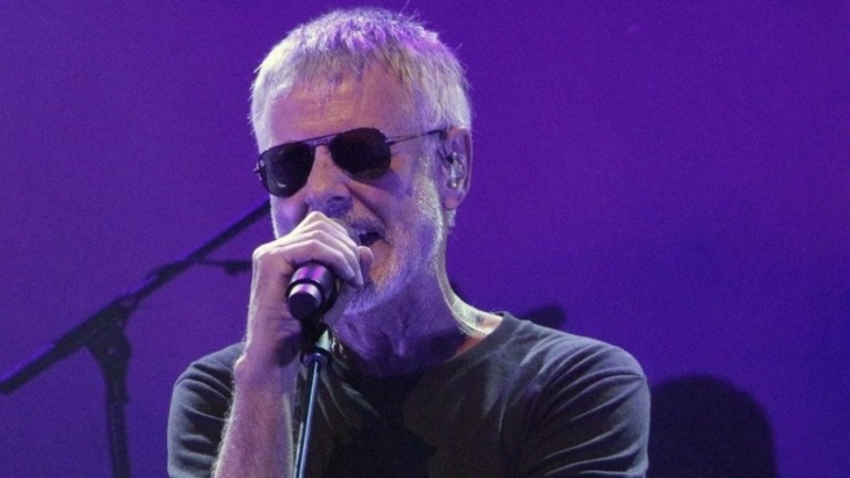 "Menina Veneno": Ritchie tem máscara arrancada por desconhecido no Rio