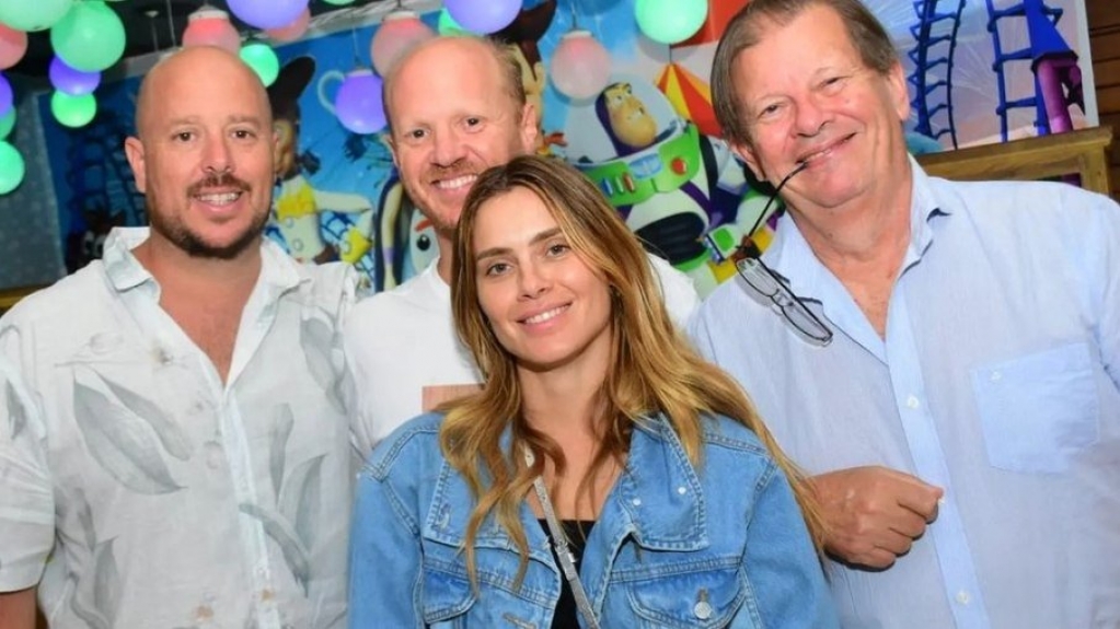 Carolina Dieckmann surge em foto rara com o pai e os irmãos Carolina Dieckmann surge em foto rara com o pai e os irmãos