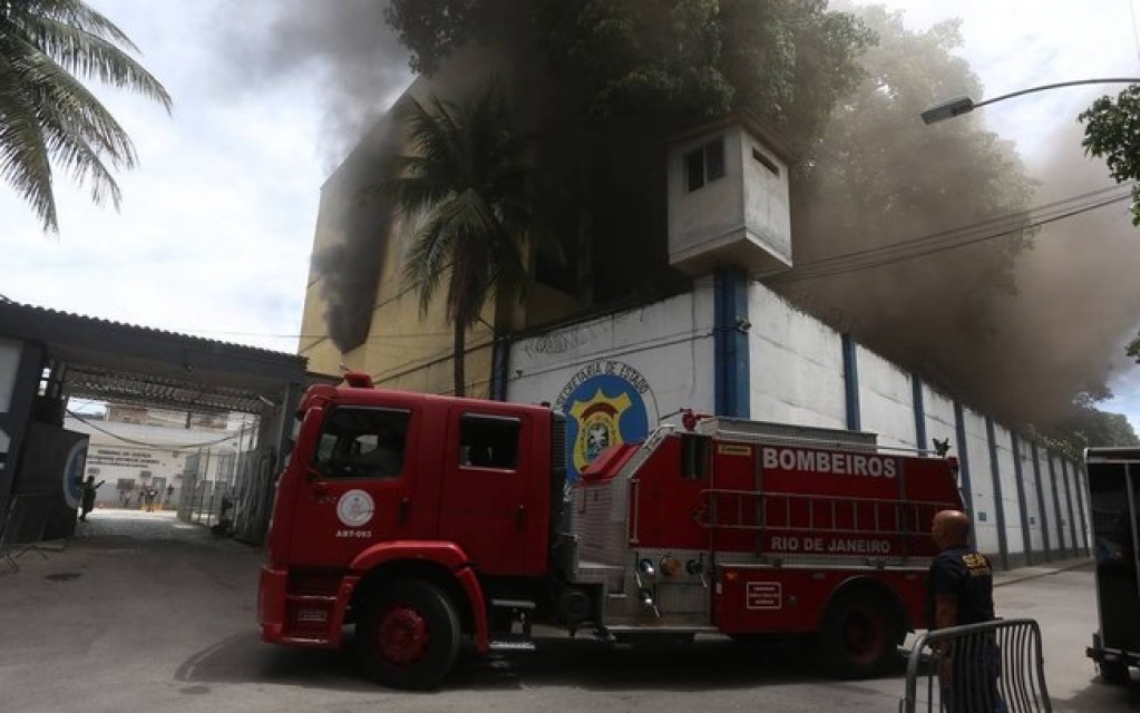 Incêndio atinge a Cadeia Pública de Benfica, na Zona Norte do Rio