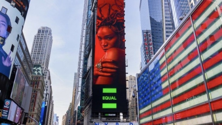 Karol Conká comemora foto em telão na Times Square, em Nova Iorque
