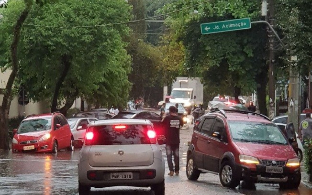 Fevereiro começa com calor, muita chuva e chances de alagamento em São Paulo