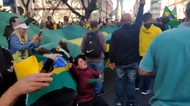 Vídeo: Bolsonaristas comemoram falsa prisão de Alexandre de Moraes
