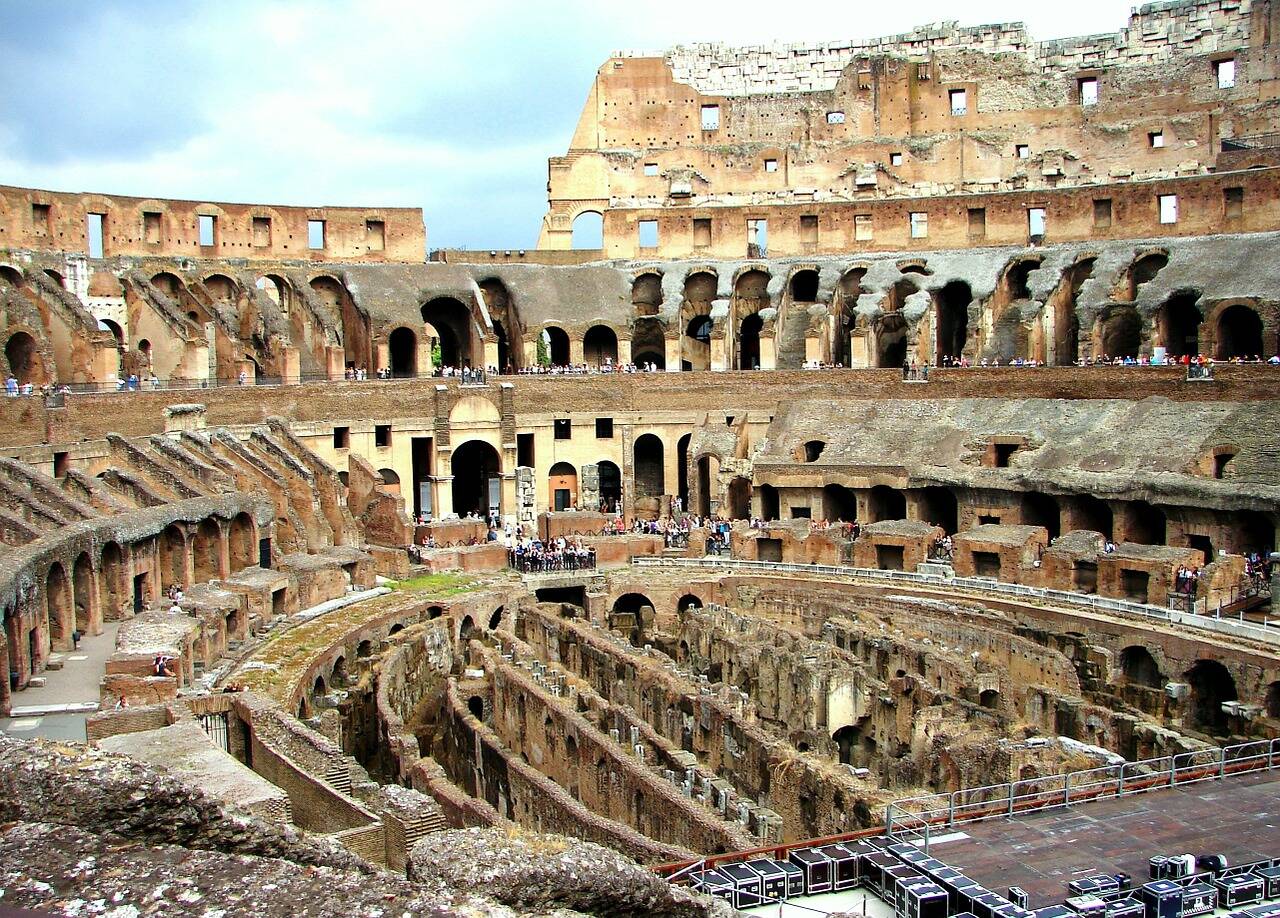 Parte interna do Coliseu durante a visita de milhares de turistas. Foto: Severinson/Pixabay