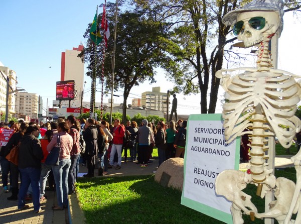 Greve começa mais forte na educação; protesto fecha avenida