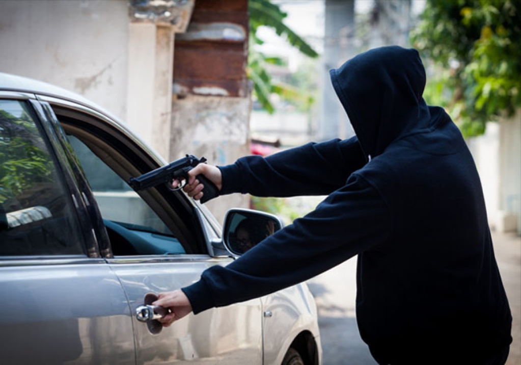 Ladrões em moto roubam carro de estudante no Campus Universitário Ladrões em moto roubam carro de estudante no Campus Universitário