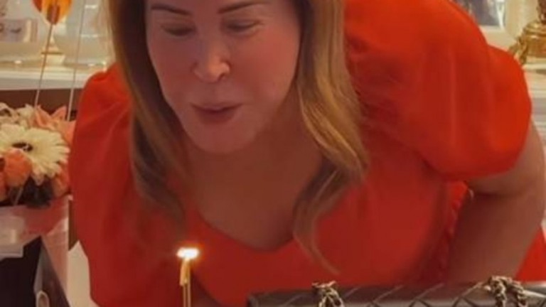 Zilu Camargo comemora 64 anos nos EUA com bolo de bolsa de grife