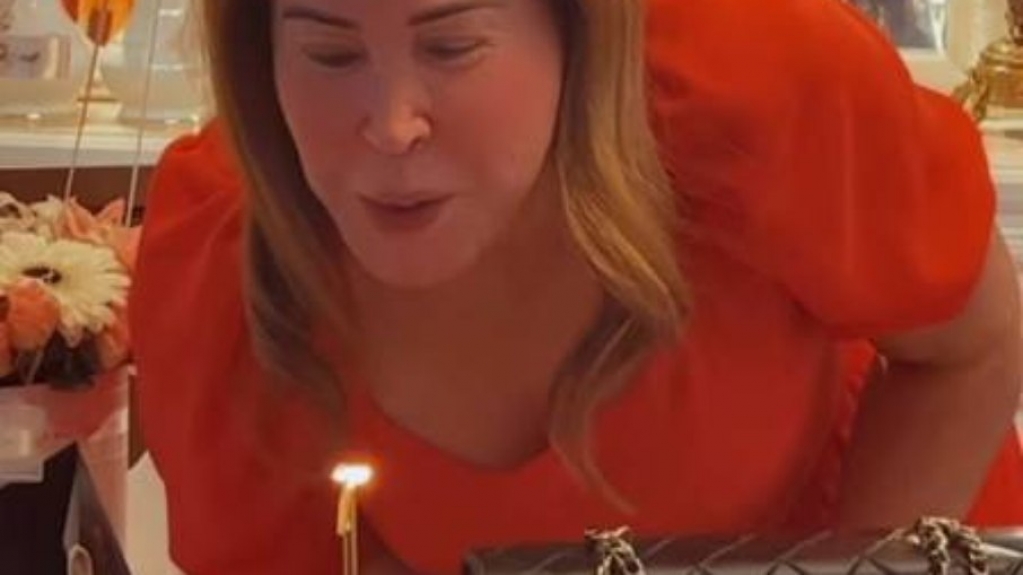Zilu Camargo comemora 64 anos nos EUA com bolo de bolsa de grife