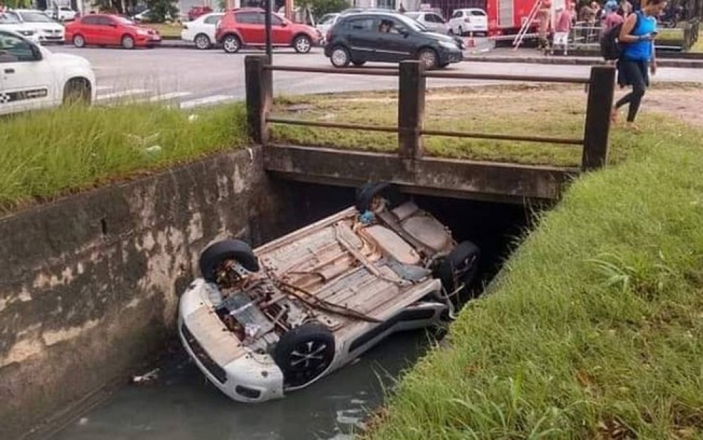 No Rio, motorista que caiu com carro em canal continua desaparecido