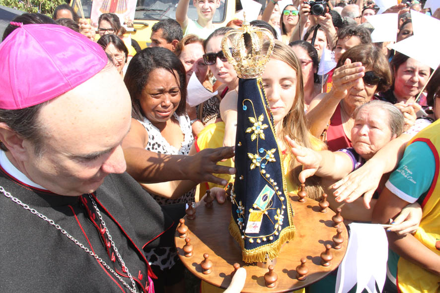 Imagem de Santa é recebida por centenas de fiéis