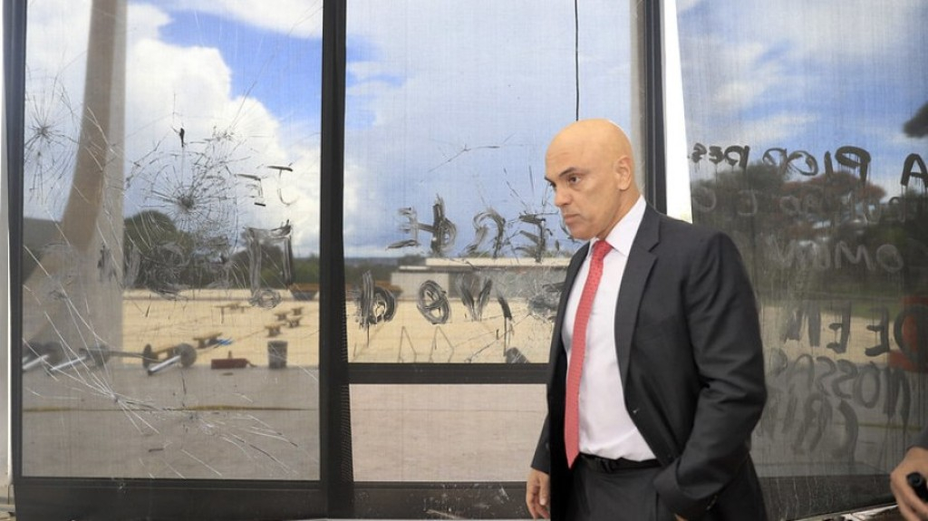 Atos golpistas: Moraes concede liberdade provisória a 52 pessoas