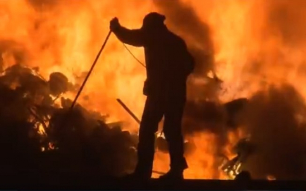 Incêndio de grandes proporções destrói galpão em Curitiba