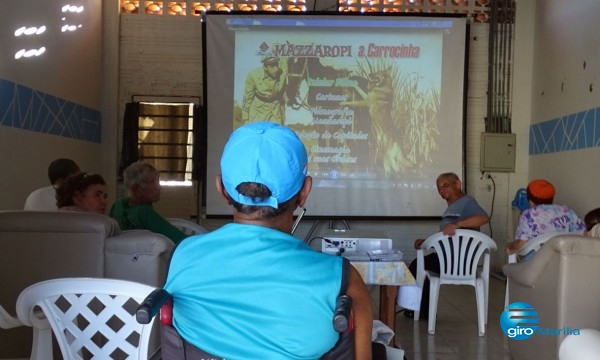 Idosos ganham “sessão de cinema” na Casa do Caminho