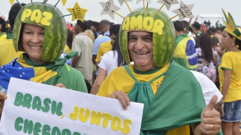O que a política separou, só a Copa do Mundo vai unir?